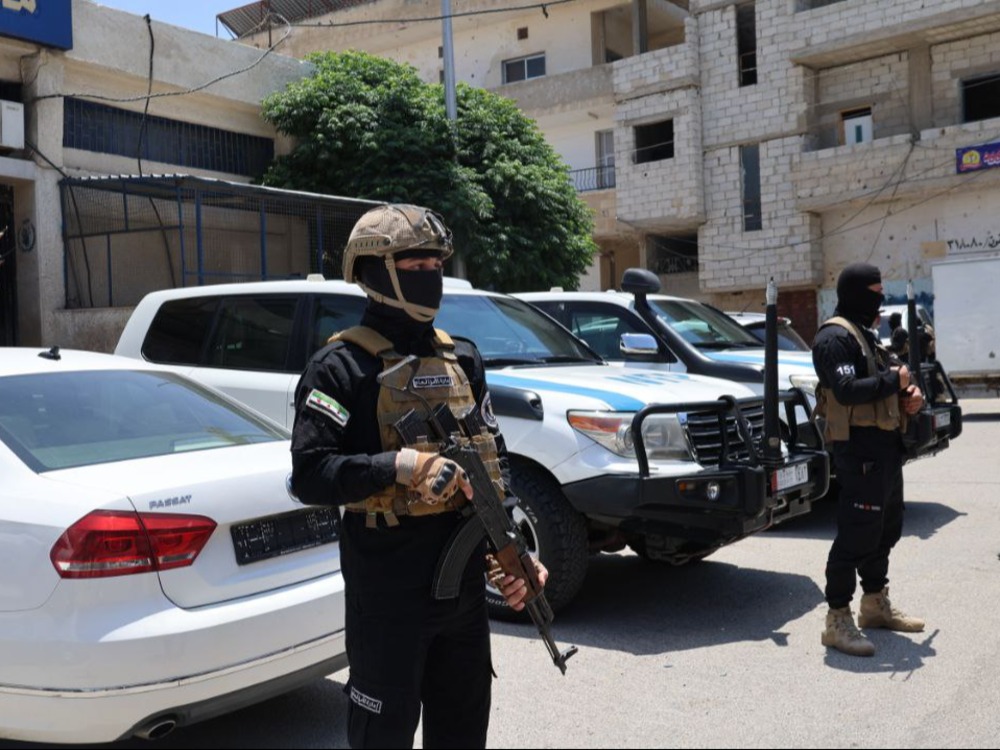 عقد قائد الأمن الداخلي في محافظة درعا العميد شاهر جبر عمران، اجتماعاً تنسيقياً مع مسؤولي الأمن في المديريات والمناطق التابعة لها، بهدف وضع خطة أمنية شاملة لتأمين المحافظة خلال فترة عيد الأضحى.