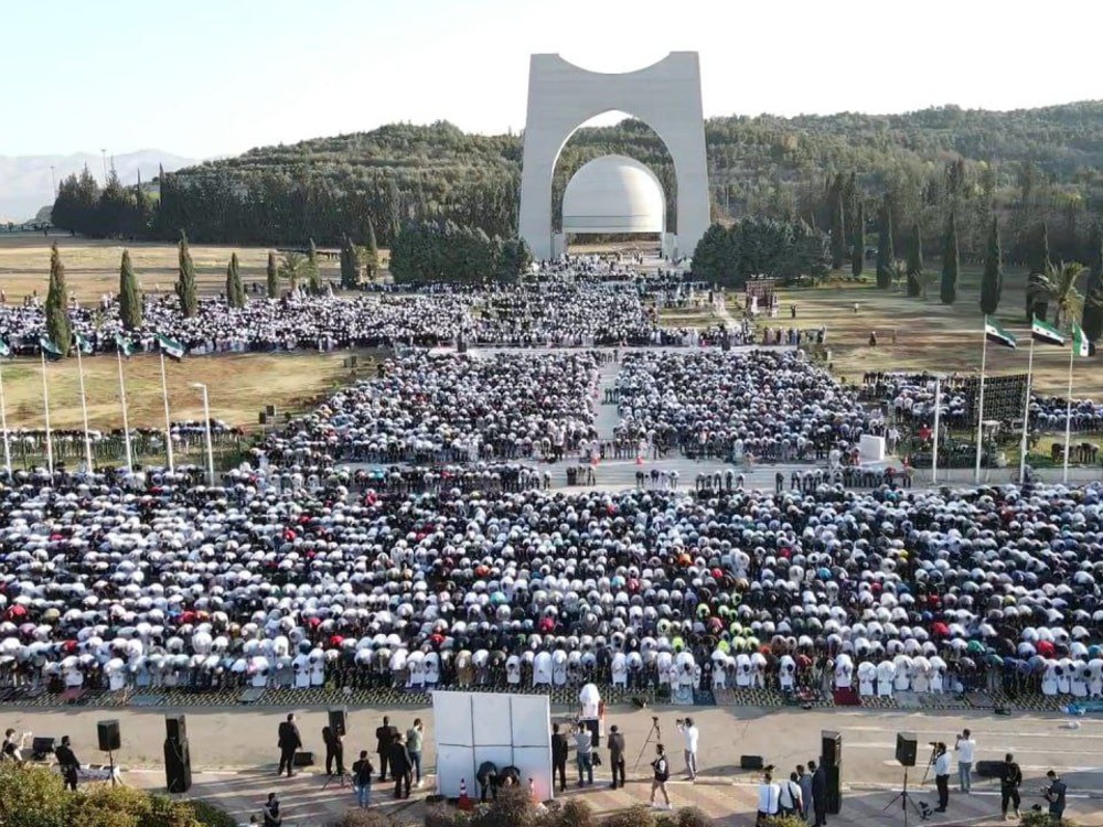 الآلاف يؤدون صلاة عيد الأضحى المبارك في عموم سوريا