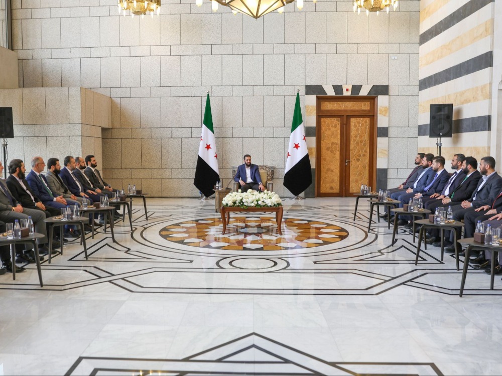 الرئيس الشرع يستقبل وزير الداخلية ومسؤولي الوزارة