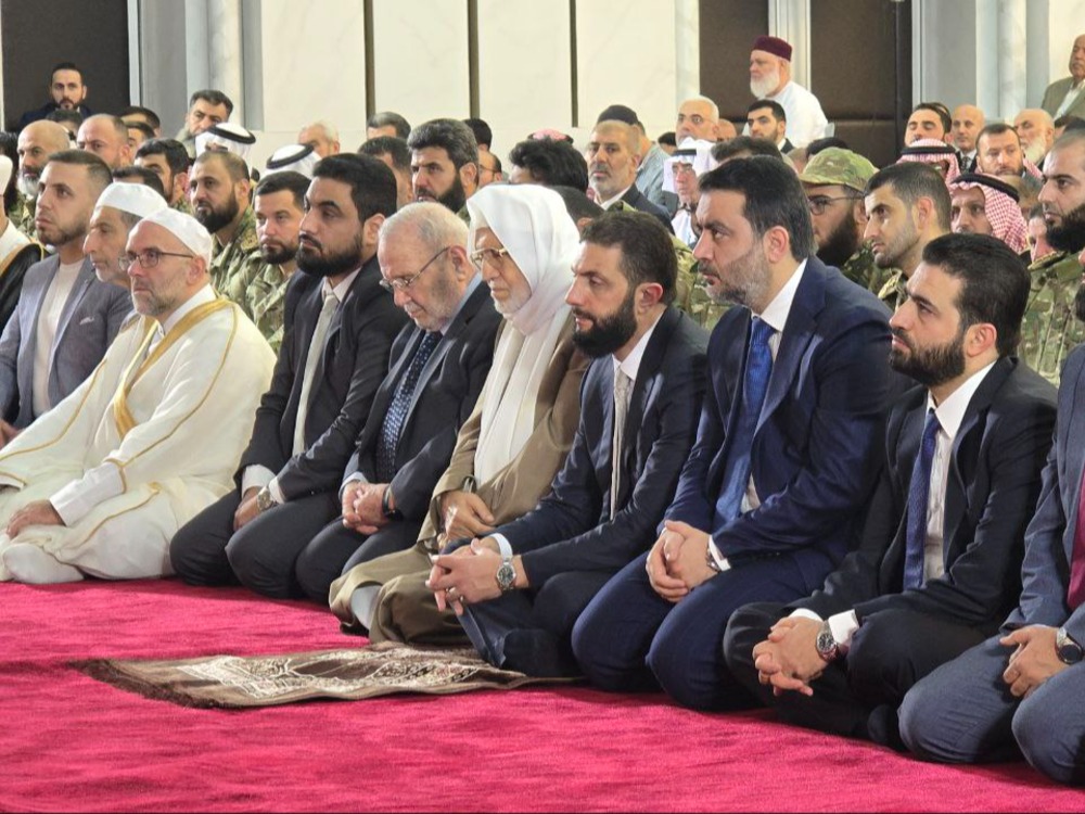 الرئيس الشرع يؤدي صلاة العيد في قصر الشعب