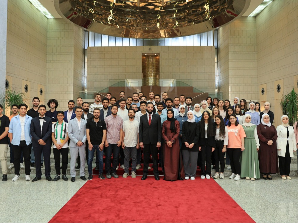 الرئيس الشرع وعقيلته يستقبلان وفداً طلابيا