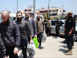 وزارة الداخلية توضح ملابسات إطلاق سراح مجموعة من ضباط النظام البائد