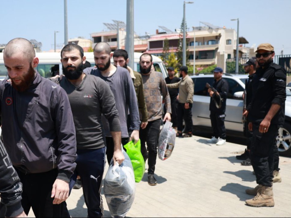 وزارة الداخلية توضح ملابسات إطلاق سراح مجموعة من ضباط النظام البائد