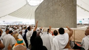الحجاج يواصلون رمي الجمرات في ثاني أيام التشريق
