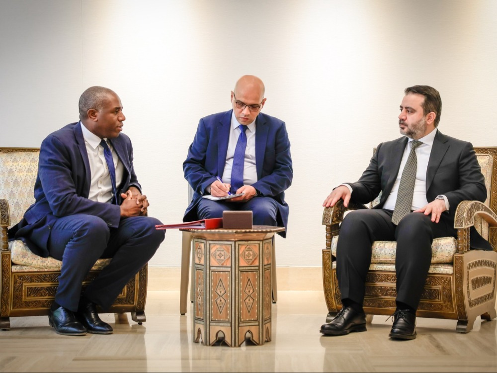 وزير الخارجية والمغتربين أسعد الشيباني مع وزير خارجية المملكة المتحدة السيد ديفيد لامي
