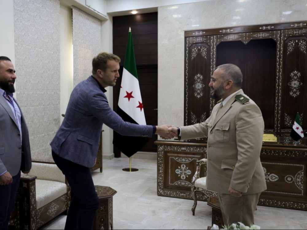 وزير الدفاع يبحث مع وفد عسكري هولندي تعزيز التعاون المشترك