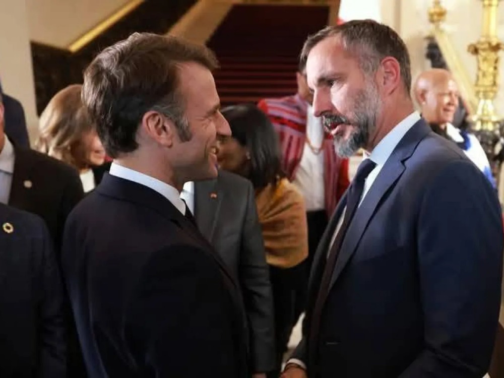 الرئيس الفرنسي إيمانويل ماكرون ورئيس شبكة الآغا خان للتنمية رحيم آغا خان