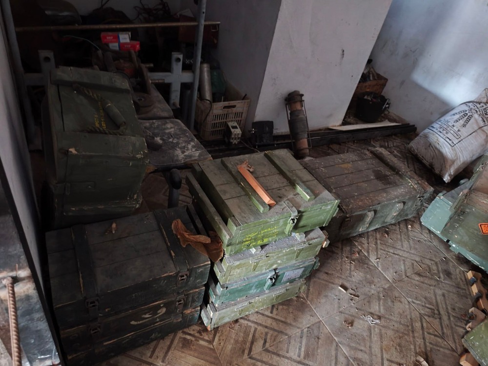 المستودعات التي تحتوي على أسلحة متنوعة بالإضافة إلى قذائف وذخائر