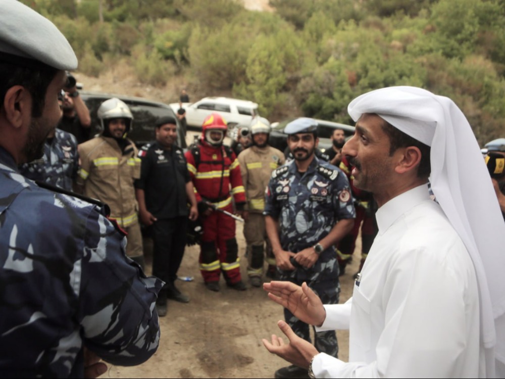 سفير دولة قطر يجري جولة ميدانية في موقع الحرائق بالساحل