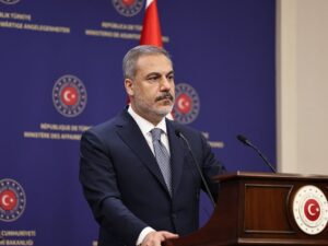 هاكان فيدان: قلقون من الهجمات الإسرائيلية على سوريا