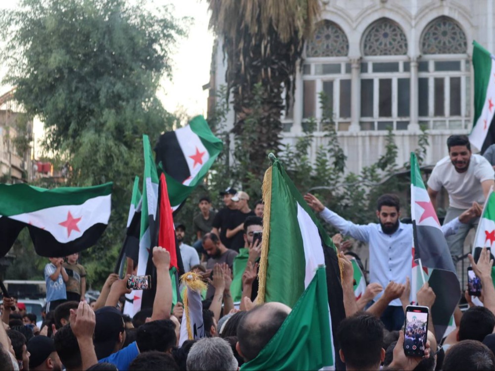 مظاهرات ووقفات احتجاجية في مدن سورية تنديداً بالغارات الإسرائيلية ودعماً للجيش