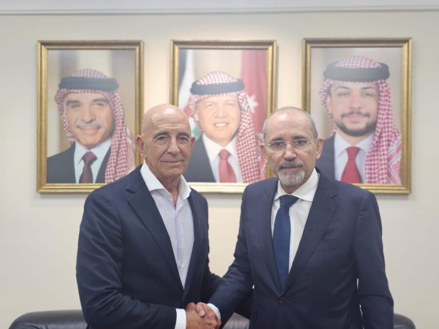 وزير الخارجية الأردني أيمن الصفدي والمبعوث الأميركي الخاص إلى سوريا توماس باراك