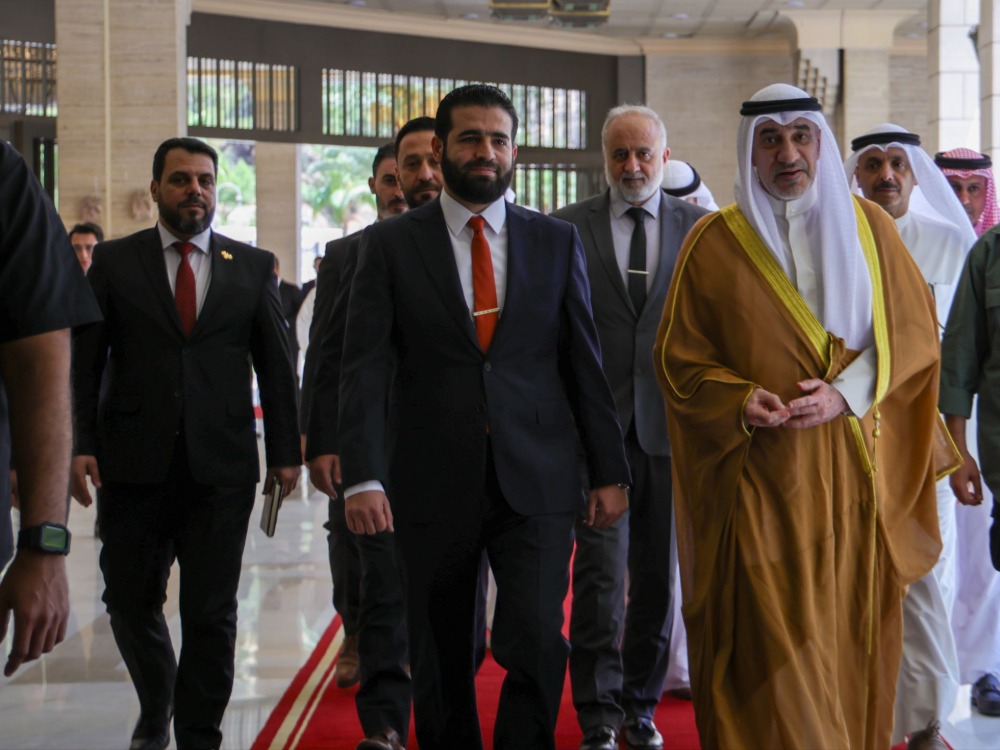 وزير الداخلية يبحث مع وفد كويتي سبل تعزيز التعاون الثنائي
