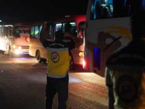 قافلة تقل محتجزين خرجوا من السويداء إلى درعا