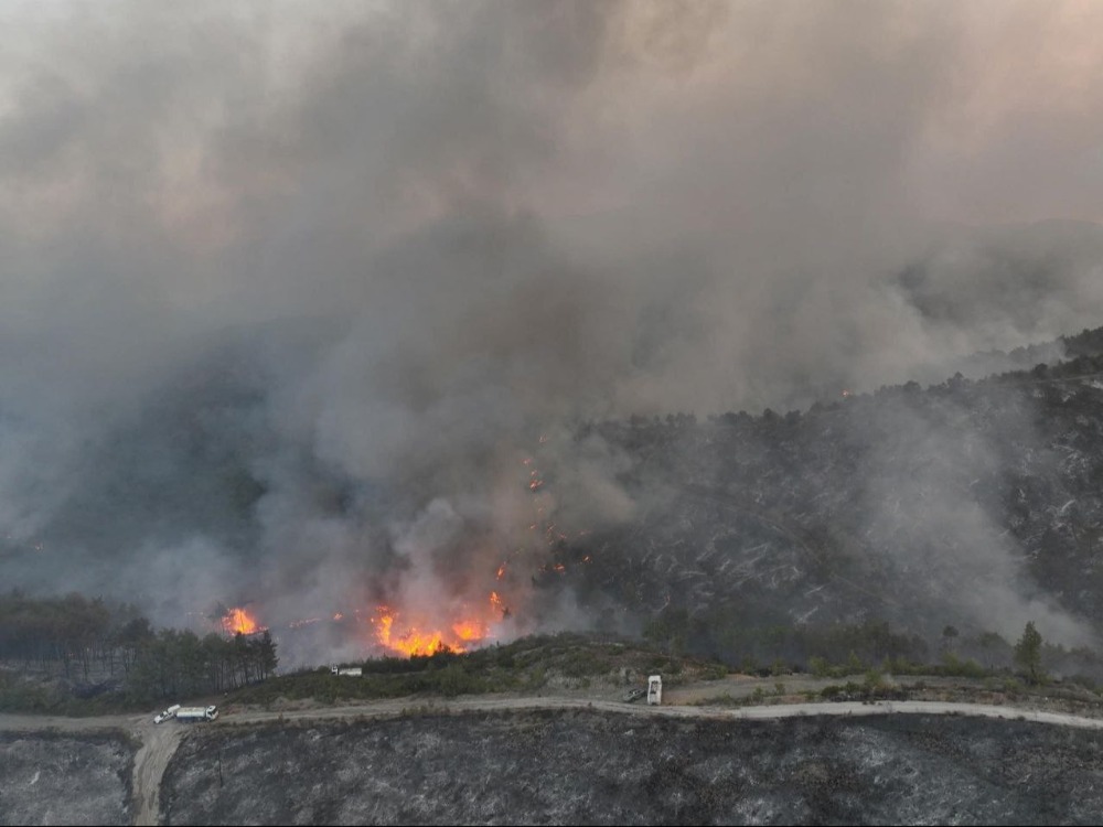 الدفاع المدني: الحريق امتد على مساحة قطرها 20 كيلومتراً مربعاً والرياح تعيق السيطرة عليه