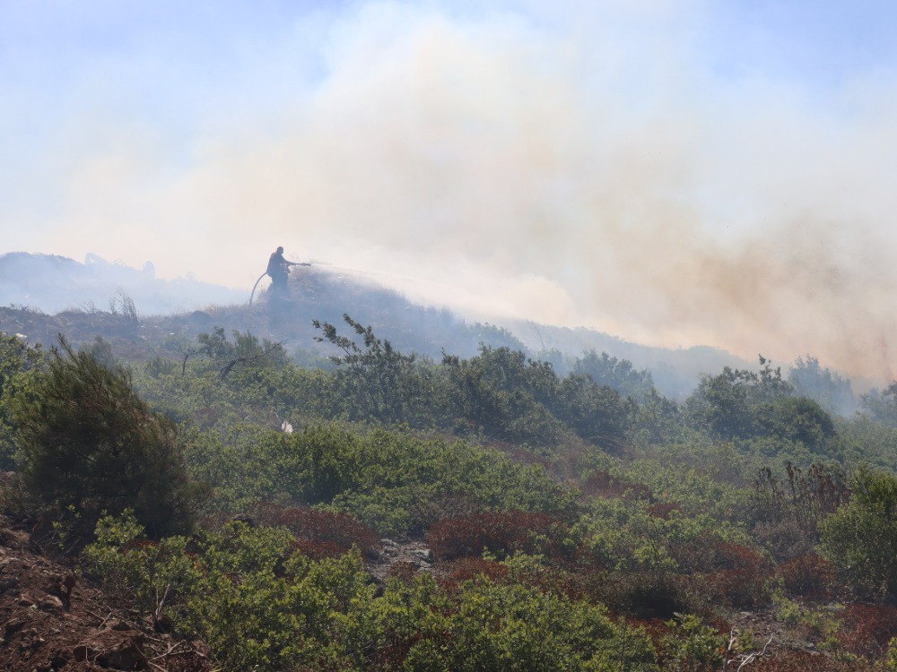 متطوع في الدفاع المدني أثناء محاولات السيطرة على الحرائق في غابات اللاذقية