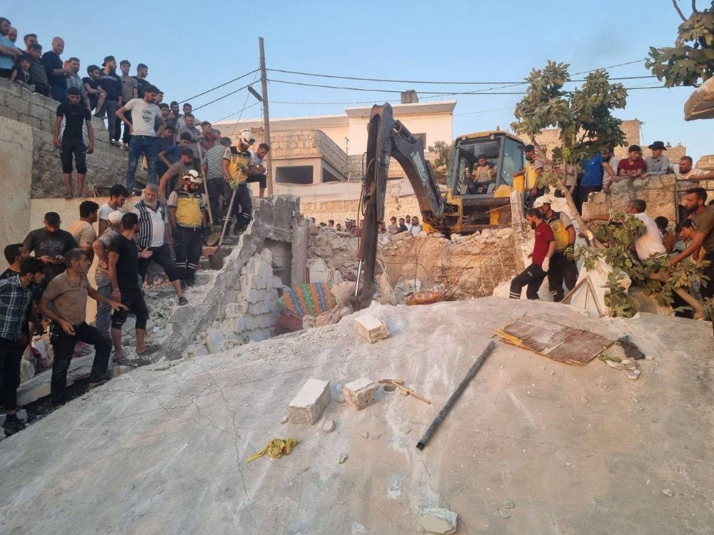 الدفاع المدني يرفع أنقاض منزل مدمر في ترمانين بريف إدلب