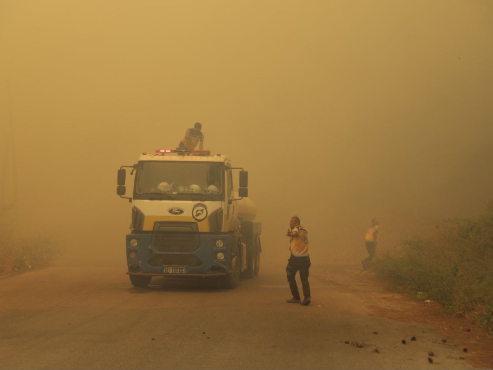 فرق الدفاع المدني في إخماد حرائق اللاذقية