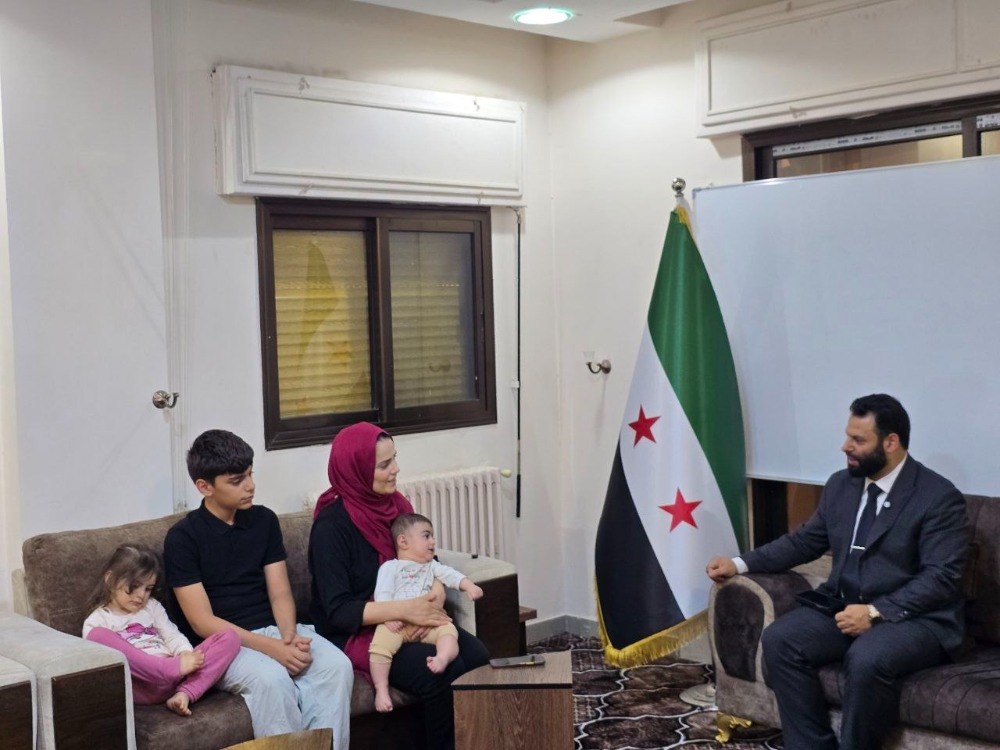 قائد الأمن الداخلي في درعا يلتقي عائلة أردنية أجليت من السويداء