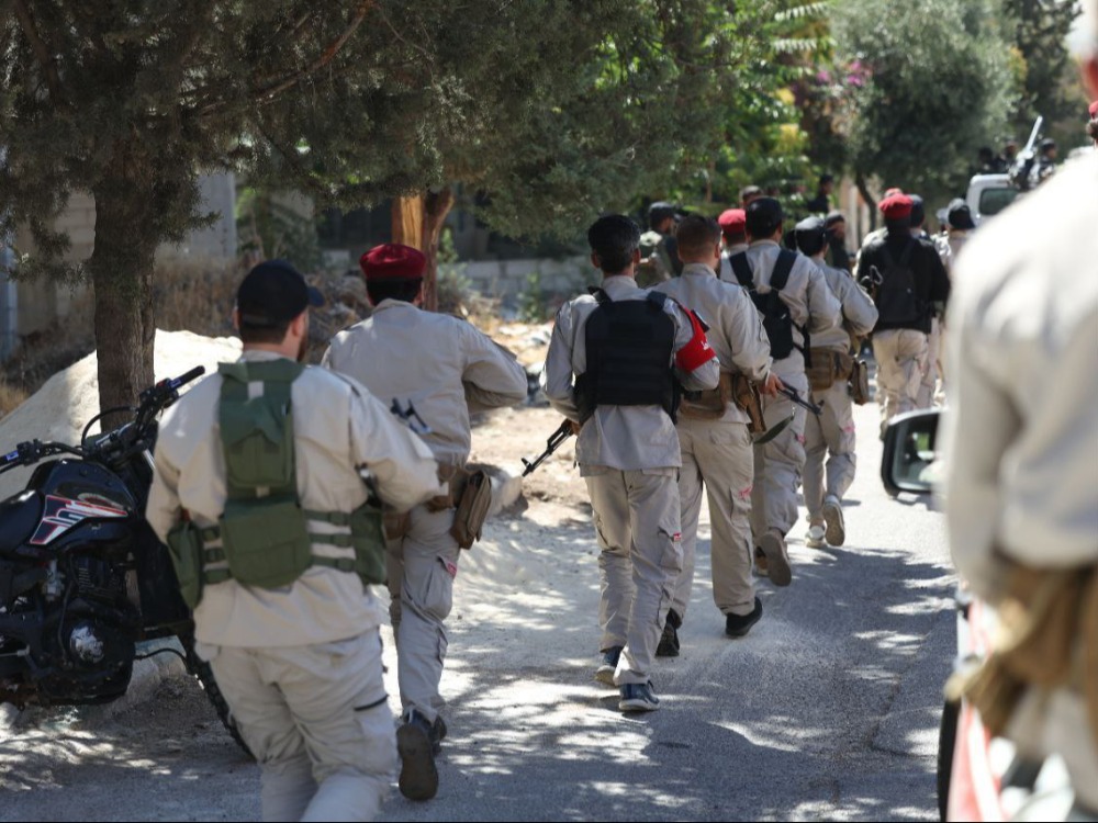 الدفاع: المجموعات الخارجة عن القانون تهاجم الجيش وله الأحقية بالرد