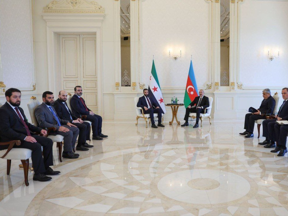 الرئيس الشرع والوفد المرافق له يصل إلى أذربيجان