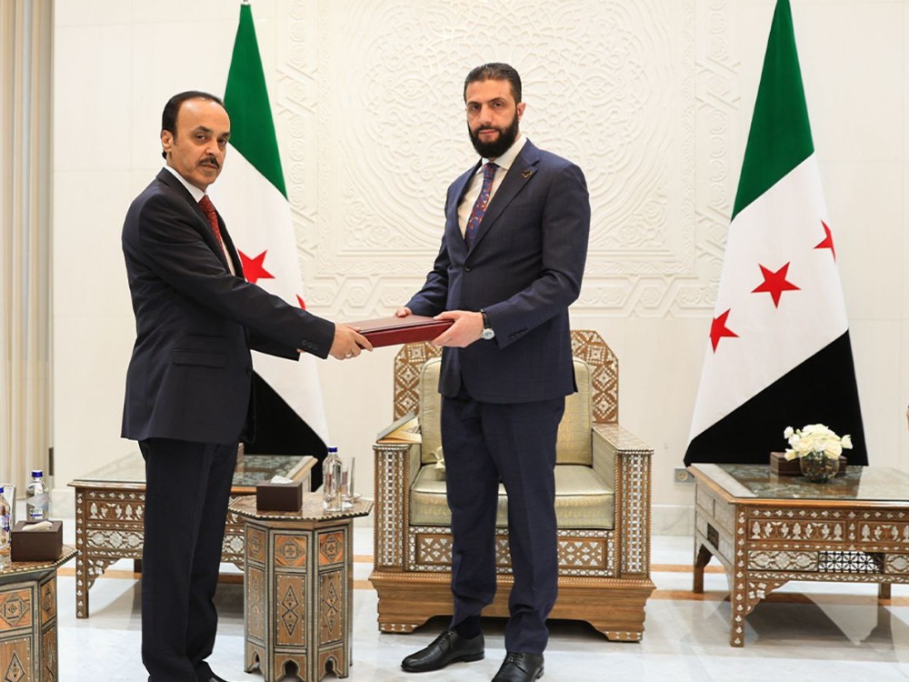 السيد الرئيس أحمد الشرع أثناء تسلمه التقرير النهائي للجنة الوطنية للتحقيق وتقصي الحقائق بأحداث الساحل