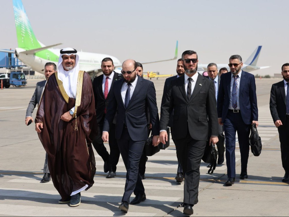 وزير الطاقة محمد البشير يصل إلى مدينة الدمام السعودية