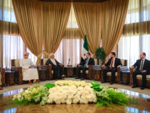 وزير الخارجية والمغتربين يبحث مع سفيري قطر وعمان تعزيز العلاقات الثنائية
