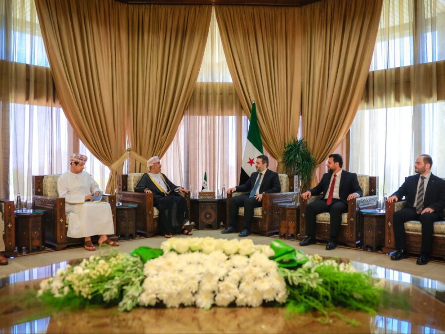 وزير الخارجية والمغتربين يبحث مع سفيري قطر وعمان تعزيز العلاقات الثنائية