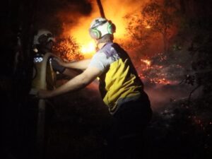 النيران تحاصر فرق الدفاع المدني وفريق الإخبارية خلال تغطية حرائق قسطل معاف في ريف اللاذقية