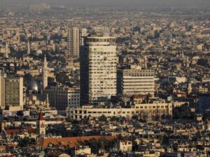 أجواء صيفية مستقرة مع رياح نشطة وعواصف غبارية شرقاً