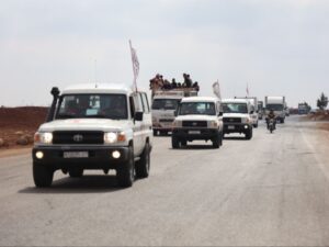 قافلة تقل عوائل البدو الذين كانوا محتجزين في السويداء إلى محافظة درعا