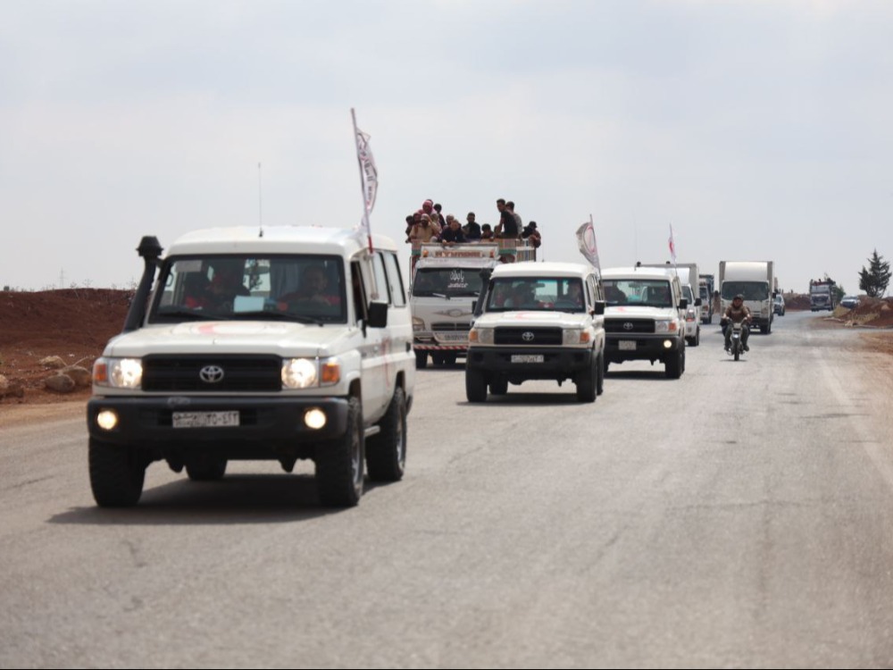 قافلة تقل عوائل البدو الذين كانوا محتجزين في السويداء إلى محافظة درعا