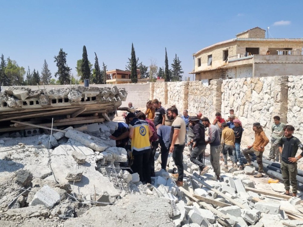 إصابة عدد من المدنيين بجروح خطيرة إثر انهيار مبنى في ريف حلب الجنوبي