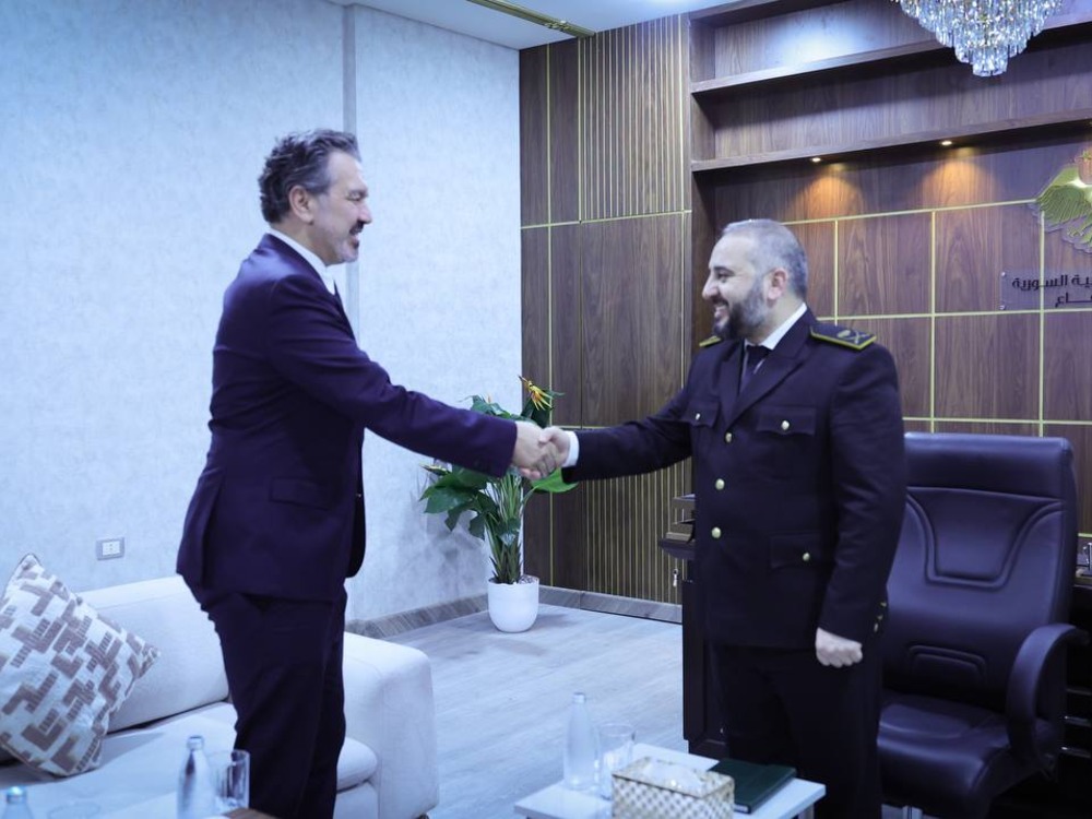 وزير الدفاع يبحث مع وفد الصليب الأحمر آليات تسهيل المهام الإنسانية