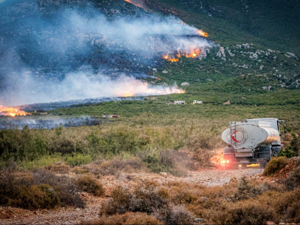 الهلال الأحمر: نواصل الاستجابة للقرى المتضررة من حرائق ريف حماة الغربي