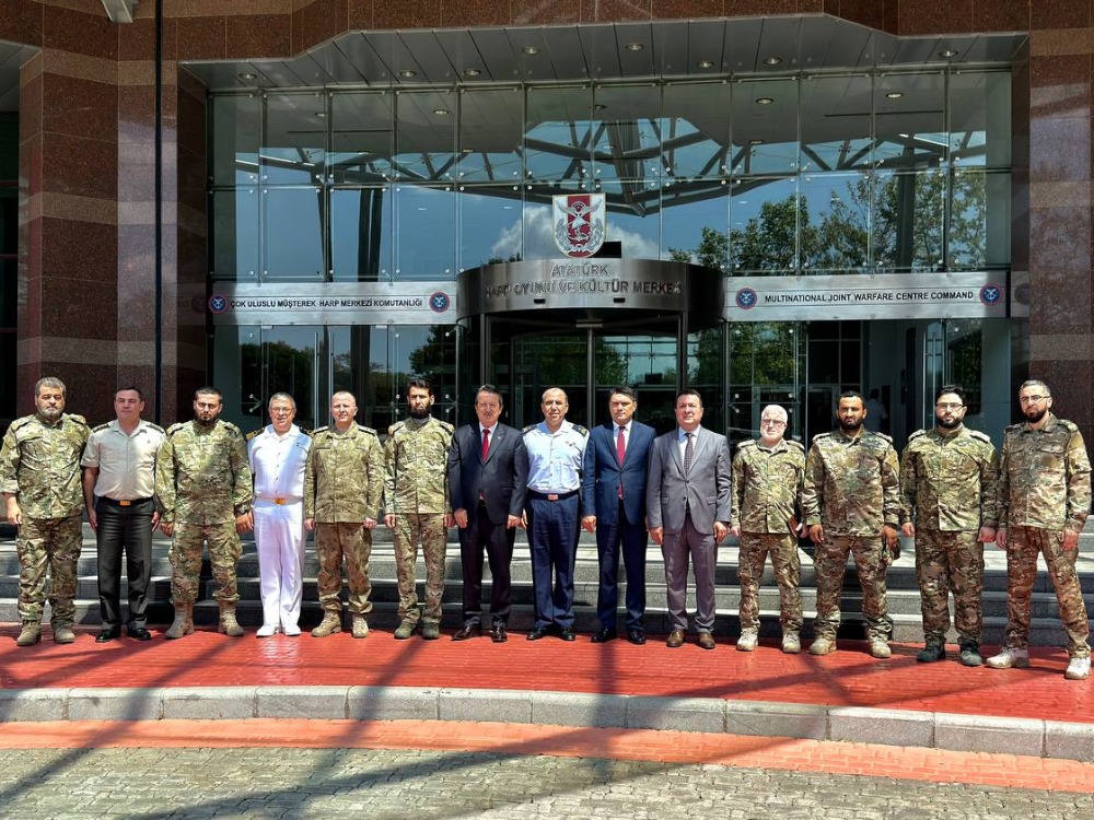 وفد من وزارة الدفاع يزور جامعة الدفاع الوطني في تركيا