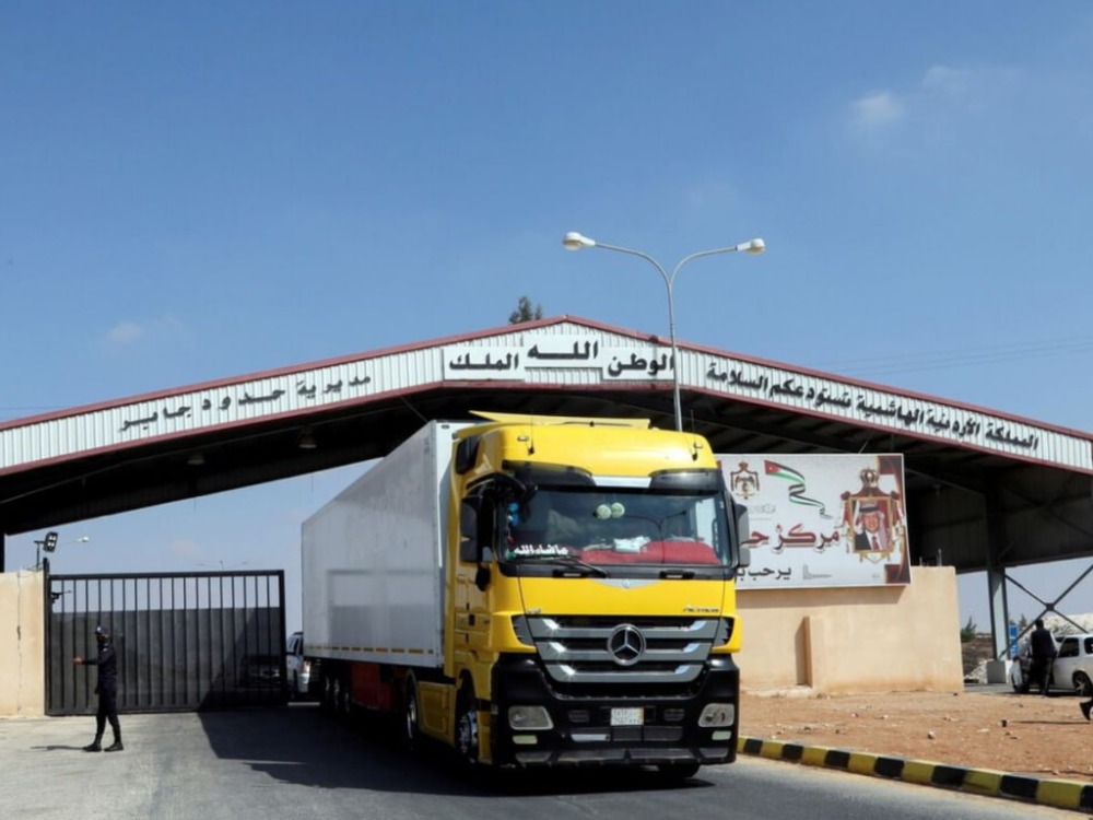 وزارة النقل الأردنية تدرس تسهيل حركة نقل البضائع والشاحنات إلى سوريا