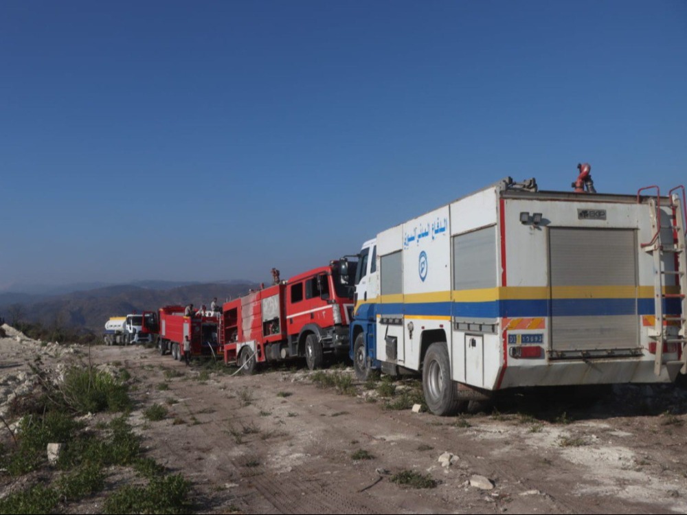 فرق الإطفاء تحاول السيطرة على بؤر حريق بريف اللاذقية