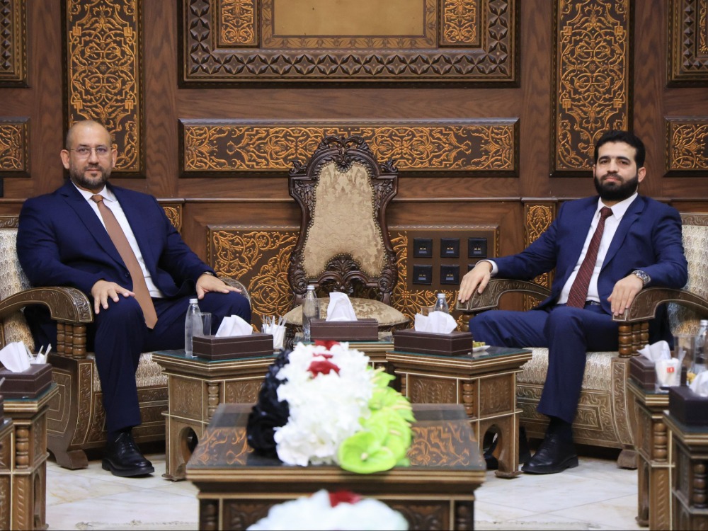 بحثا توفير بيئة آمنة لعودة اللاجئين.. وزير الداخلية يلتقي مسؤولاً في الهجرة الدولية