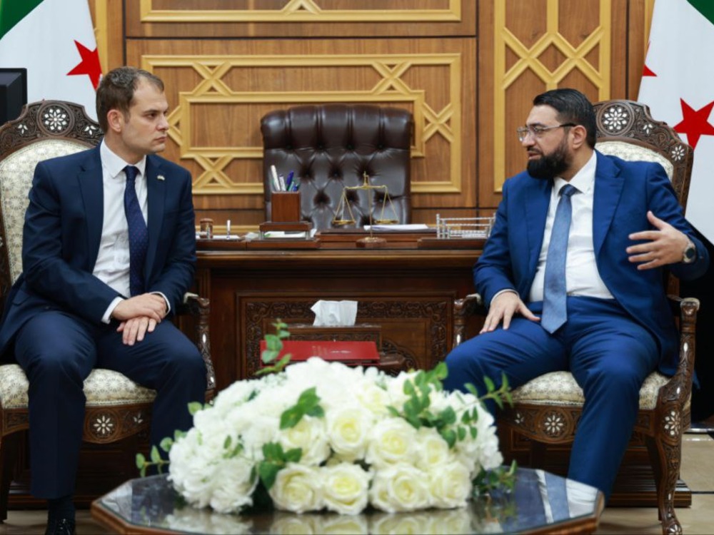 الويس يبحث مع وزير الدولة البريطاني الواقع القضائي في سوريا