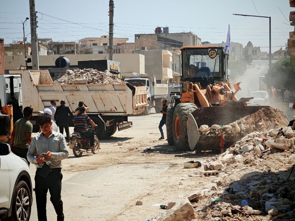 حملة لإزالة الركام والأنقاض في خان شيخون بريف إدلب