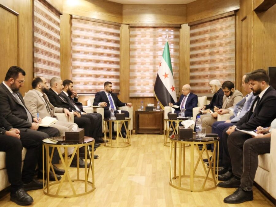 وزارة النقل ومحافظة إدلب تناقشان خطة شاملة لتحسين شبكة الطرق والجسور