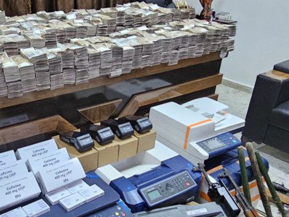 الأمن الجنائي في ريف دمشق يضبط أسلحة وأموال مسروقة أثناء تحرير سوريا