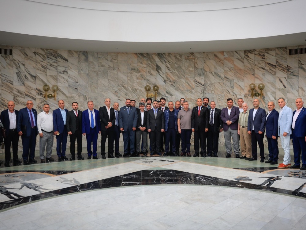 صورة تذكارية للشيباني مع عدد من أبناء الجالية السورية في موسكو