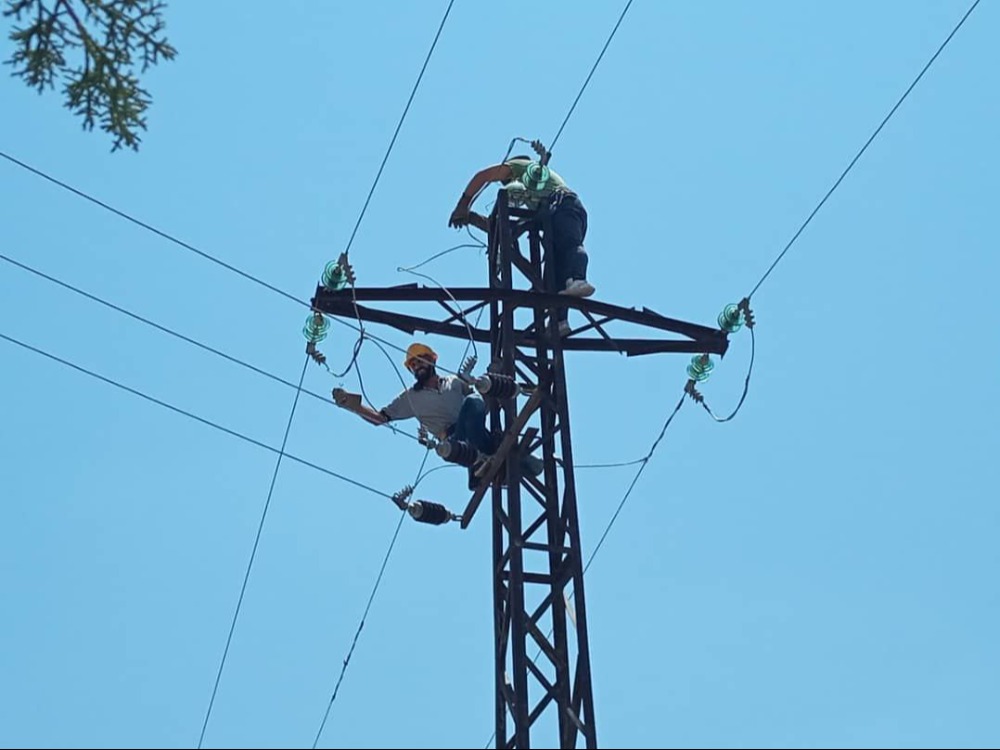 السويداء: الورشات التابعة للشركة العامة لكهرباء تواصل أعمال الصيانة عدة قرى