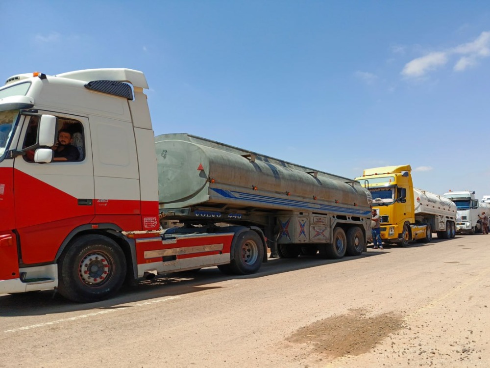 تمهيداً لإدخالها إلى السويداء.. قافلة محروقات تصل إلى بصرى الشام في ريف درعا