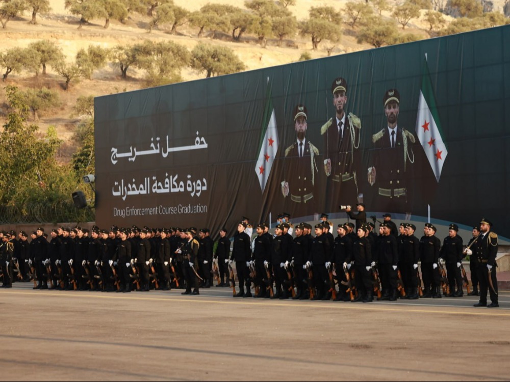 وزير الداخلية يهنئ خريجي دورة مكافحة المخدرات