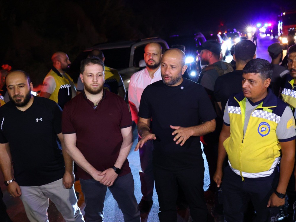 وزير الطوارئ وإدارة الكوارث رائد الصالح خلال جولة تفقدية مع محافظ حماة عبد الرحمن السهيان للمواقع المتضررة من الحرائق