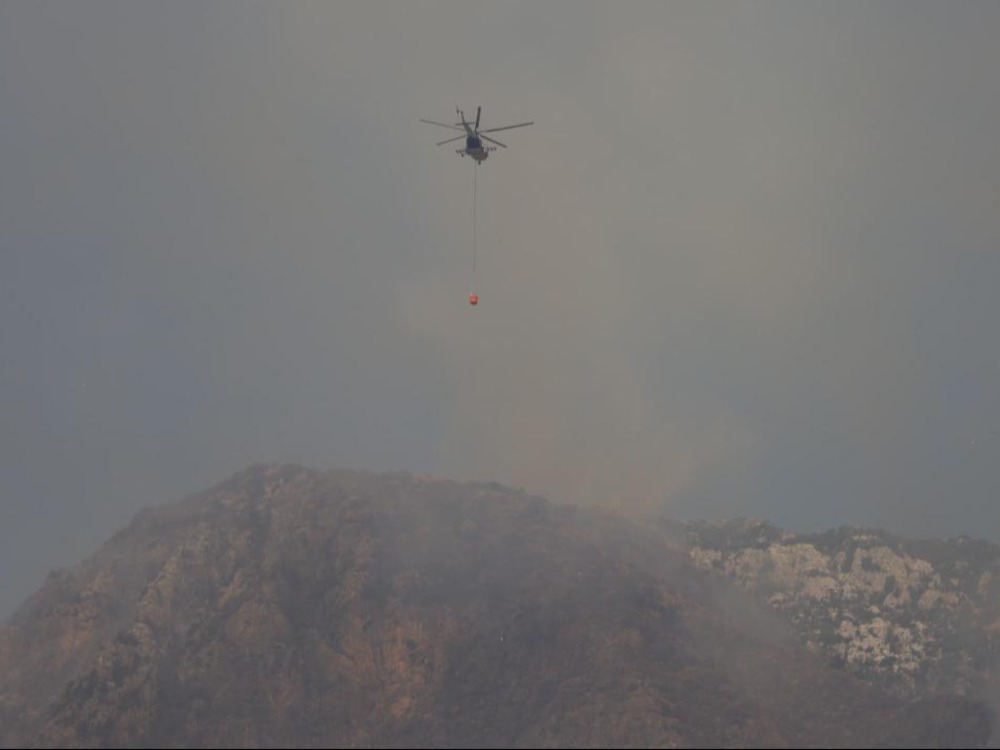 مروحية تابعة لوزارة الدفاع السورية تشارك في إخماد الحرائق الحراجية في ريف حماة